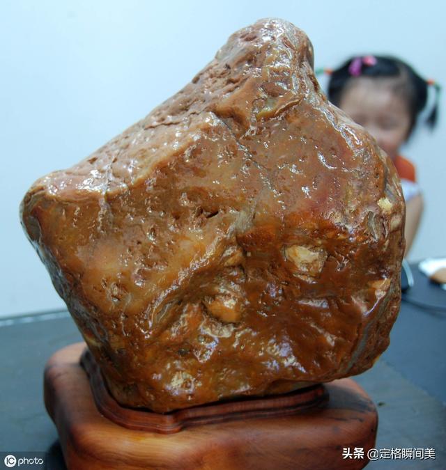 山东奇石爱好者收藏一块石头  上面有个动物图案  看看值多少钱？