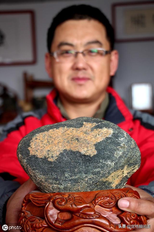 山东奇石爱好者收藏一块石头  上面有个动物图案  看看值多少钱？