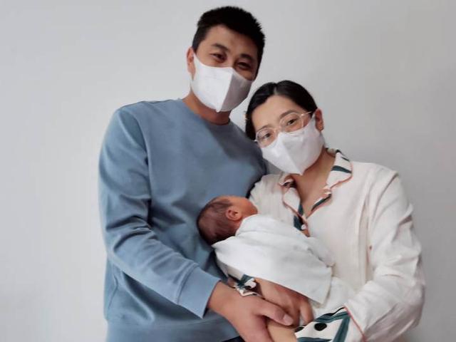 好治愈，这轮疫情封控期间杭州东港嘉苑一区首个出生的宝宝，越来越爱笑