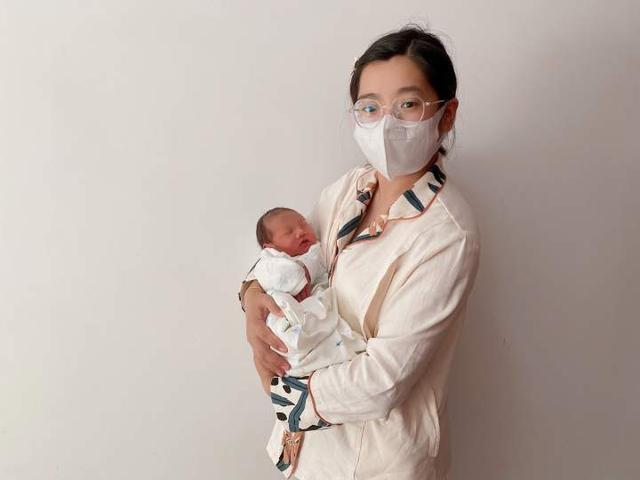 好治愈，这轮疫情封控期间杭州东港嘉苑一区首个出生的宝宝，越来越爱笑