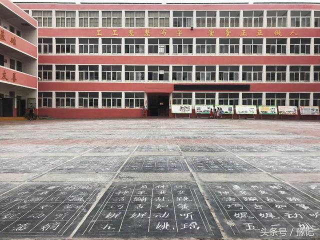 河南一小学要求学生每天练二十分钟字，培养出无数名人和书画家