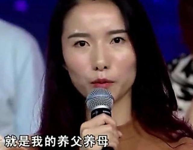 女婴25年前被工人收养，博士毕业后生母携50万认亲，她却含泪拒绝