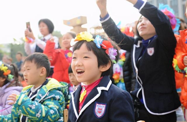 家长给孩子取的“奇葩”名字，老师点名脸都红了，让人啼笑皆非