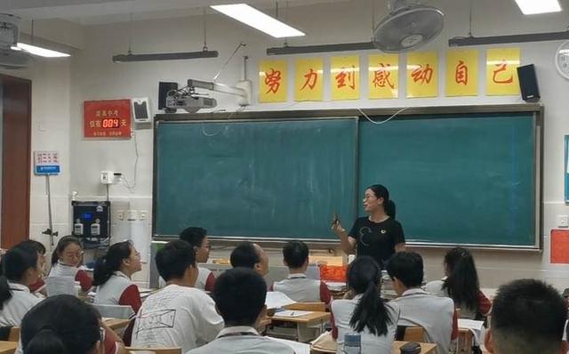 今天杭州中考收官，萧山这位班主任一块板书，在家长圈里火了