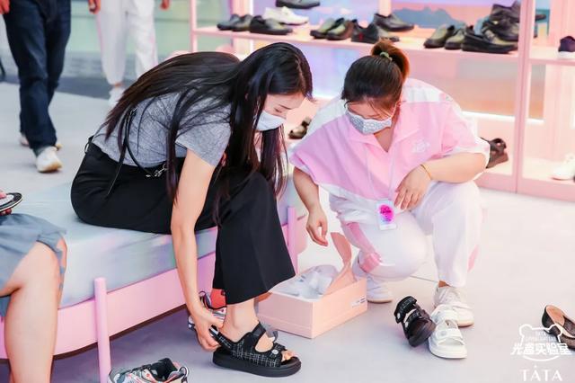 狂卖12.6亿！29岁的“中国鞋王”，为何还在被年轻人疯狂追捧？