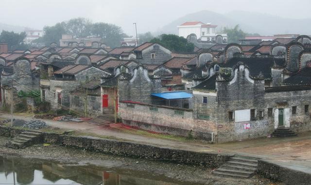 中国有一小山村，村里人多数都是“二程”后代，现已传至二十三代