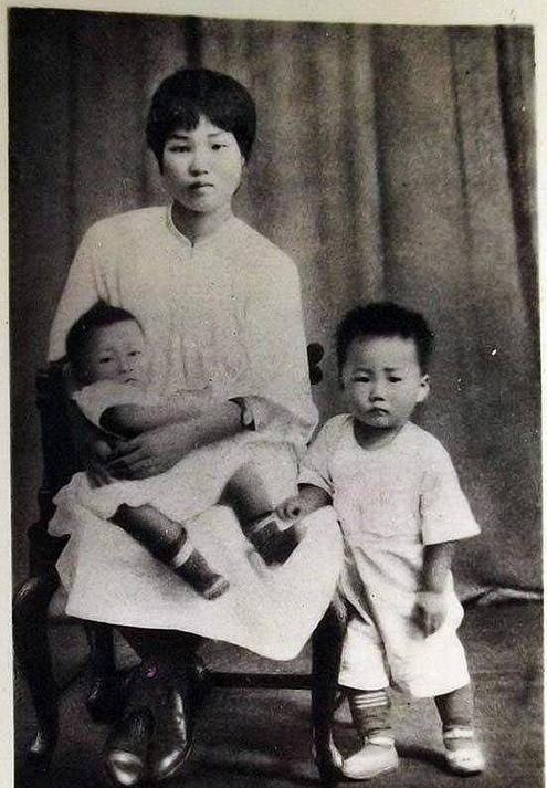 毛泽东与杨开慧有几个儿子呢？小儿毛岸龙，在上海大同幼稚园病逝